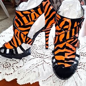 NIB Circle Foxy Neon Open Toe Heels Size 7